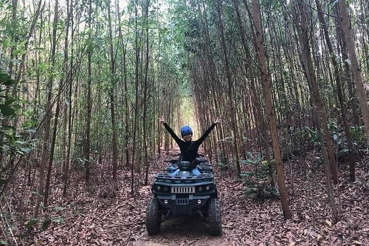 コング フォレストへのプライベート ツアーには、ATV とフライング ジップライン アクティビティが含まれます
