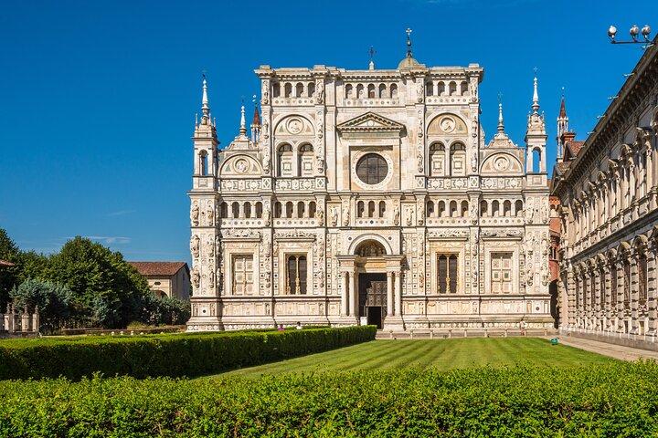 Milaan naar Certosa di Pavia-klooster en Pavia-stad met de auto