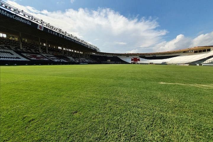 ホテルピックアップ付きのマラカナンとサンジャヌアリオスタジアムのプライベートサッカーツアー
