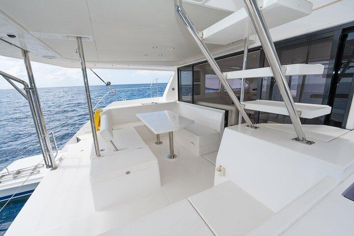 Excursão privada de catamarã de luxo de dia inteiro