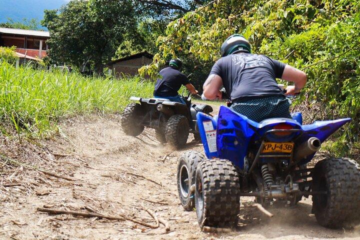 カリ ATV ツアー - 路上でアドレナリンを最大限に引き出します