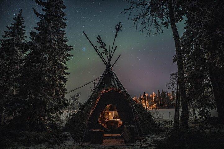 Arktische See-Aurora-Jagd in einem gemütlichen lappländischen Tipi