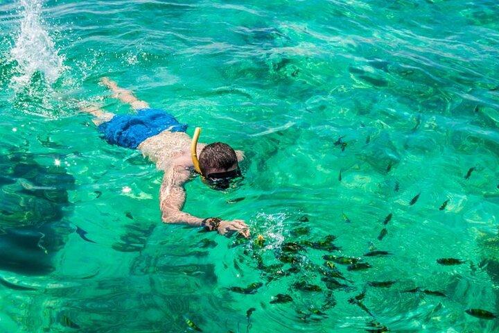 Barco privado VIP a la isla Phi Phi: Snorkel + Tour terrestre