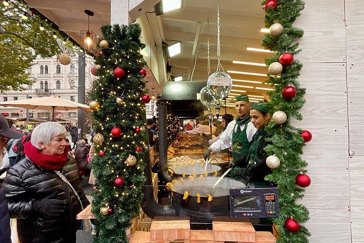 ブダペスト ワンダーランド - チムニー ケーキとグリュー ワイン付きのクリスマス マーケット ツアー