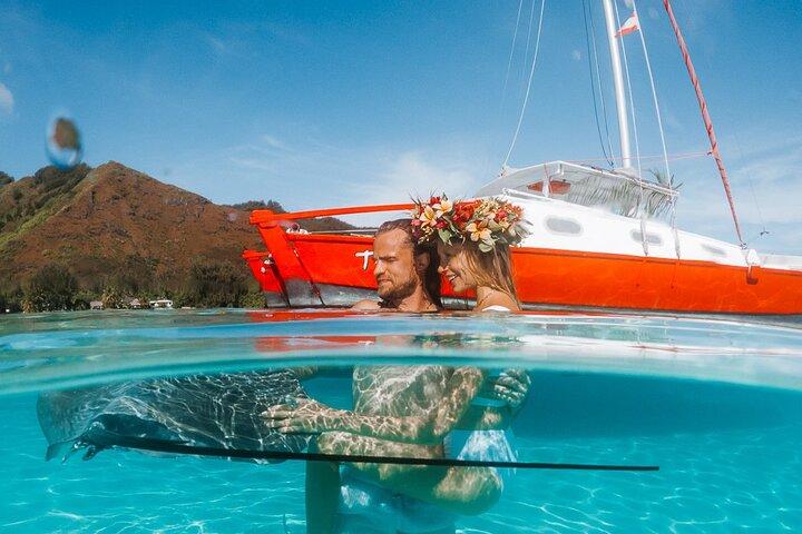 Excursion d'une journée complète : plongée en apnée à Moorea et croisière au coucher du soleil sur un catamaran nommé Taboo
