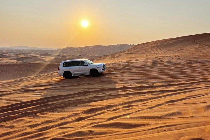 4X4 ドバイ デザート サファリ (バーベキュー ディナー、ラクダ、ライブ ショー付き)