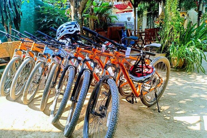 シルクアイランドサイクリングアドベンチャーと地元の人々とのランチ