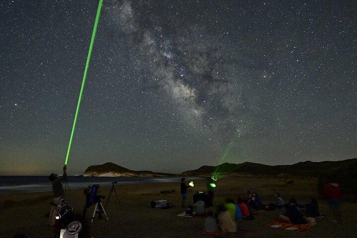 メノルカ島の海岸から宇宙を観察する