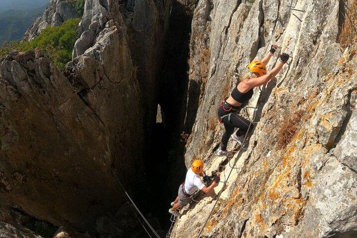 Från Estepona: Guidade Via Ferrata Adventure i Benalauría
