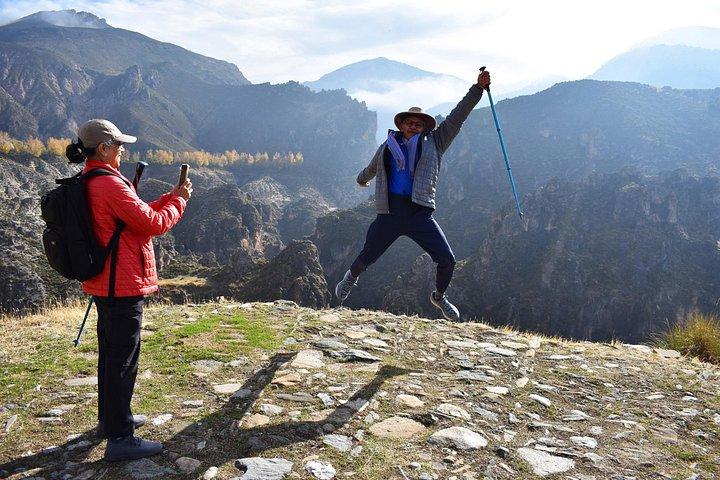 シエラネバダ山脈でのハイキング：峡谷、洞窟、吊り橋