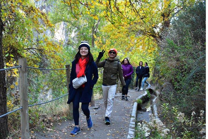 Vandring genom Cahorros de Monachil Canyon i Granada