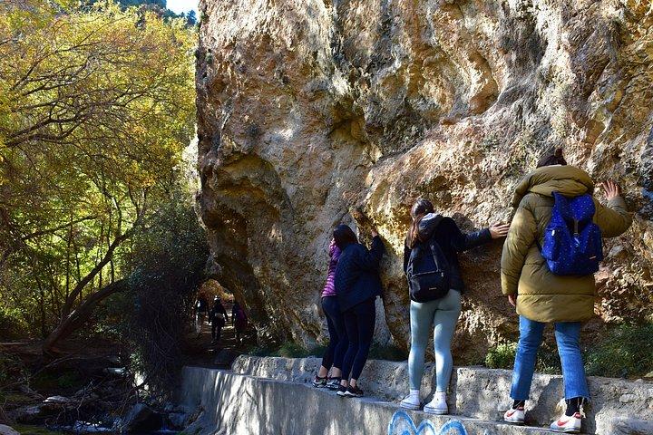 シエラネバダ山脈でのハイキング：峡谷、洞窟、吊り橋