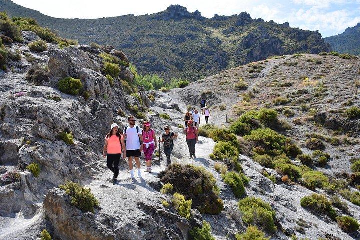 シエラネバダ山脈でのハイキング：峡谷、洞窟、吊り橋