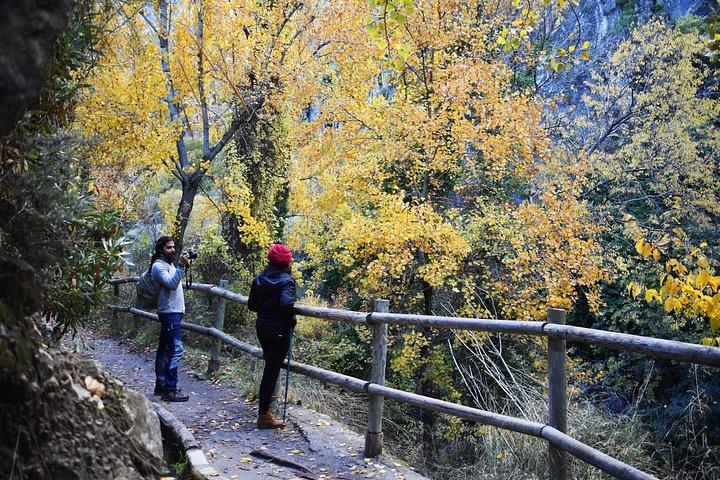 シエラネバダ山脈でのハイキング：峡谷、洞窟、吊り橋