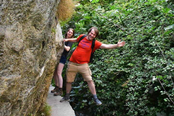 Vandring genom Cahorros de Monachil Canyon i Granada