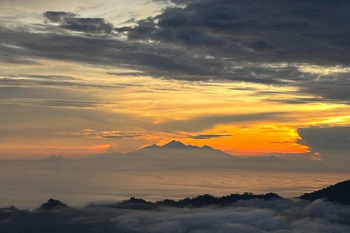 オールインクルーシブのバトゥール山トレッキングと温泉ツアー