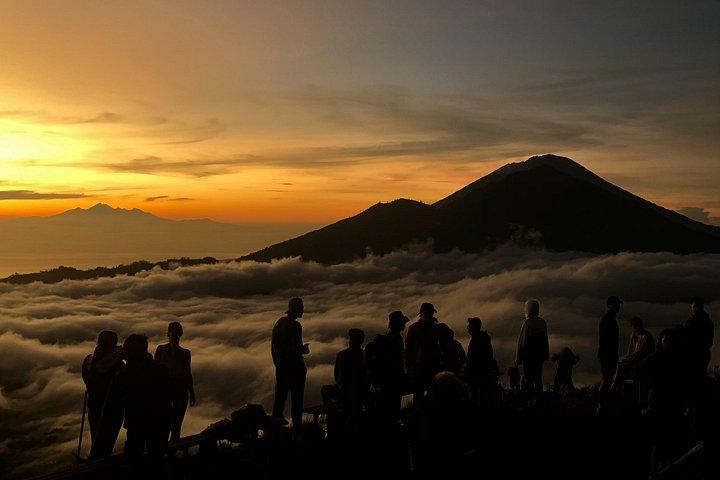 オールインクルーシブのバトゥール山トレッキングと温泉ツアー