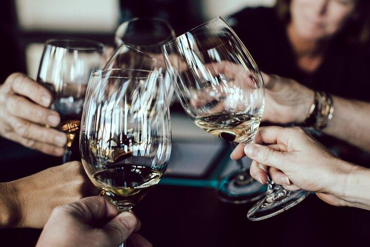 Athens Nights Uncorpped : tour a piedi e wine experience