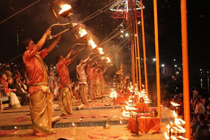 Wees getuige van de heilige avond Ganga Aarti in Varanasi