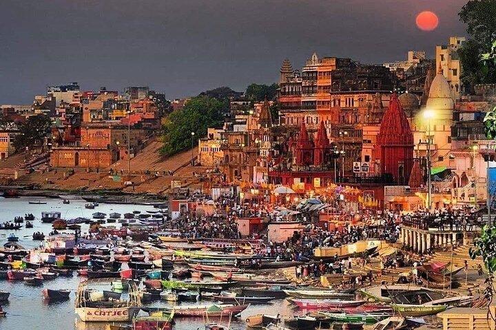 Témoin de la soirée sacrée Ganga Aarti à Varanasi