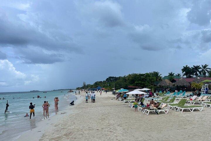 Excursão guiada privada de dia inteiro à Seven-Mile Beach e Ricks Café