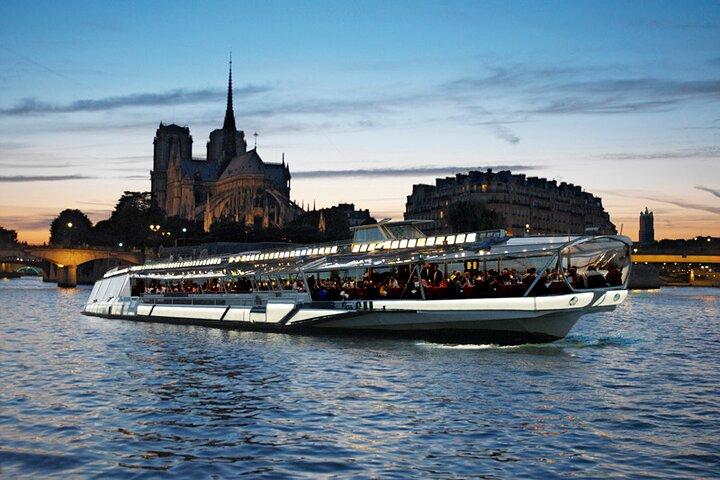 Bateaux Mouches® Valentinstag Special Dinner Cruise in Paris