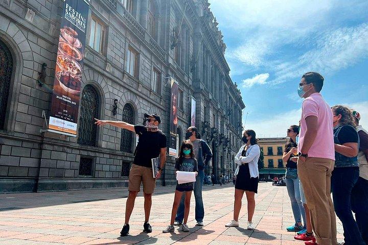 CDMX の歴史的中心部を通るシネマとシリーズのウォーキング ツアー