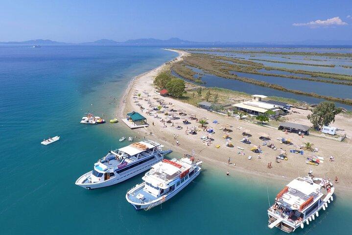 コーフス島とギリシャ本土のボートツアーとビーチBBQ
