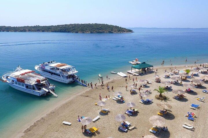 コーフス島とギリシャ本土のボートツアーとビーチBBQ