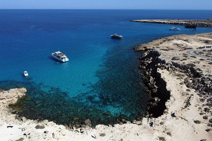 コーフス島とギリシャ本土のボートツアーとビーチBBQ