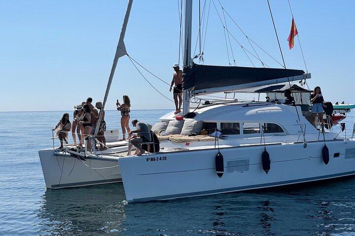 Groepsexcursie van 2 uur per catamaran in Marbella inclusief dolfijnen spotten