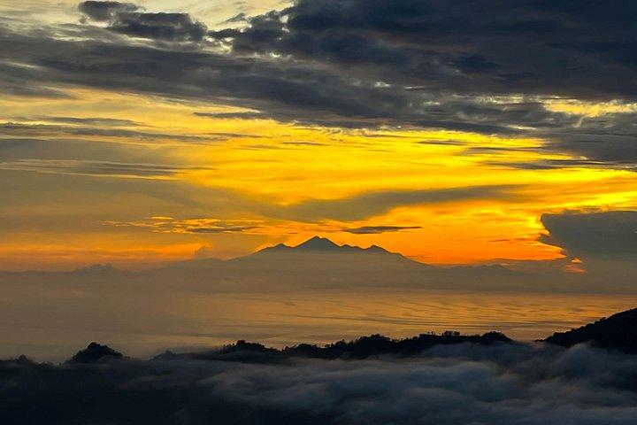 オールインクルーシブのバトゥール山トレッキングと温泉ツアー