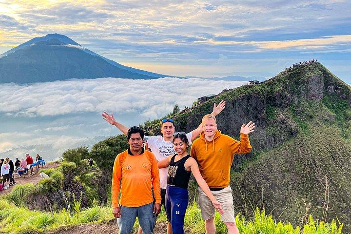 オールインクルーシブのバトゥール山トレッキングと温泉ツアー