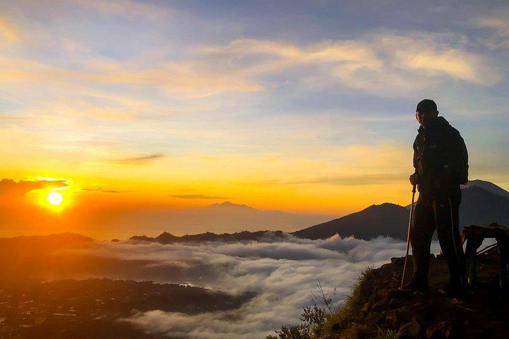 オールインクルーシブのバトゥール山トレッキングと温泉ツアー