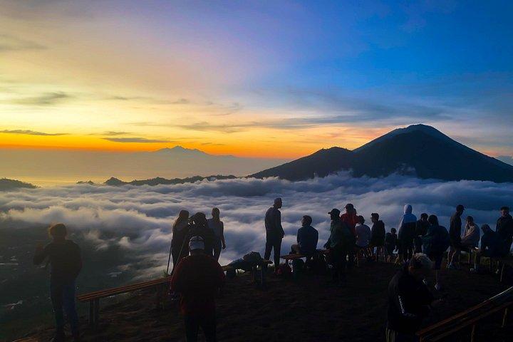 オールインクルーシブのバトゥール山トレッキングと温泉ツアー