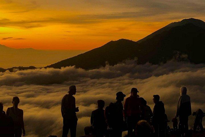 オールインクルーシブのバトゥール山トレッキングと温泉ツアー