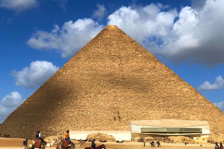 アレクサンドリア発、私立エジプト博物館とギザのピラミッド ツアー