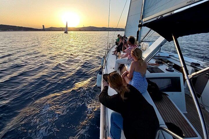 Barcelona Sunset Seglingskryssning från Port Olímpic med öppen bar