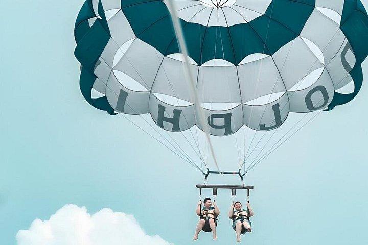 パラセーリング アドベンチャー付きプライベート バリ ロマンティック カップル ツアー