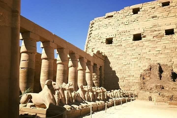 フライトと熱気球でカイロからルクソールへの贅沢な一泊旅行