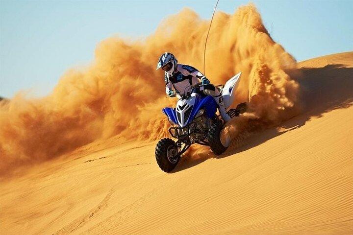 Experiência de quadriciclo e quadriciclo no Catar com sandboard