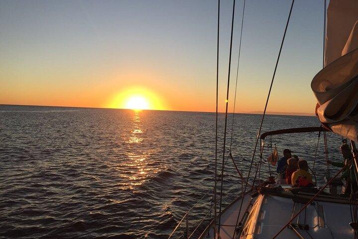 Da Heraklion : Piccolo gruppo 5,5h Tramonto Gita in barca a vela all'isola di Dia