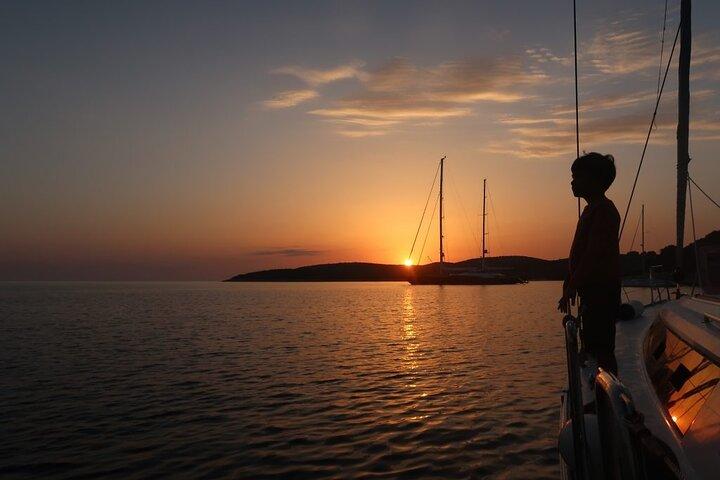 Da Heraklion : Piccolo gruppo 5,5h Tramonto Gita in barca a vela all'isola di Dia