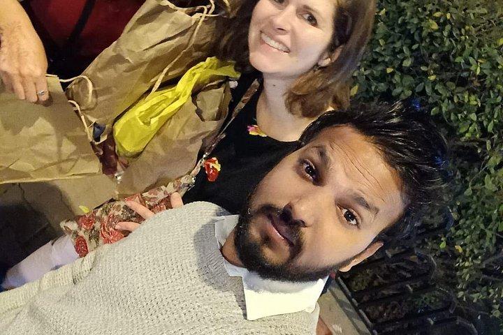 徒歩とトゥクトゥクによるオールドデリーツアー。食事とスナックが含まれています。