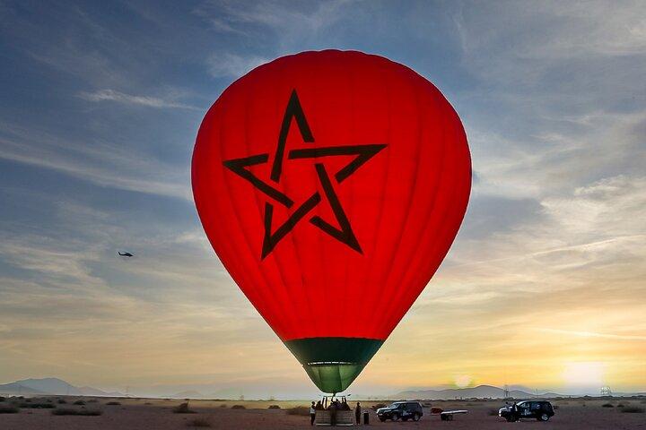 Vuelo en globo por el desierto de Marrakech con vistas al Atlas y desayuno