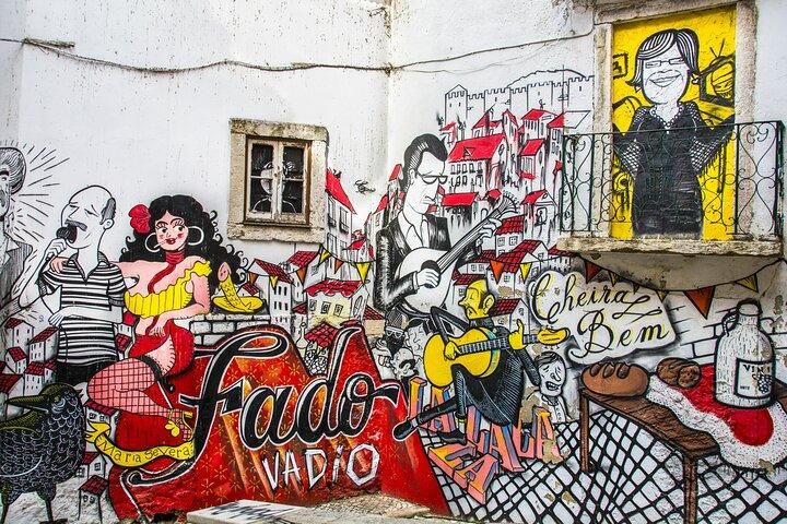 Bunte Street Art Private Walking Tour in Lissabon