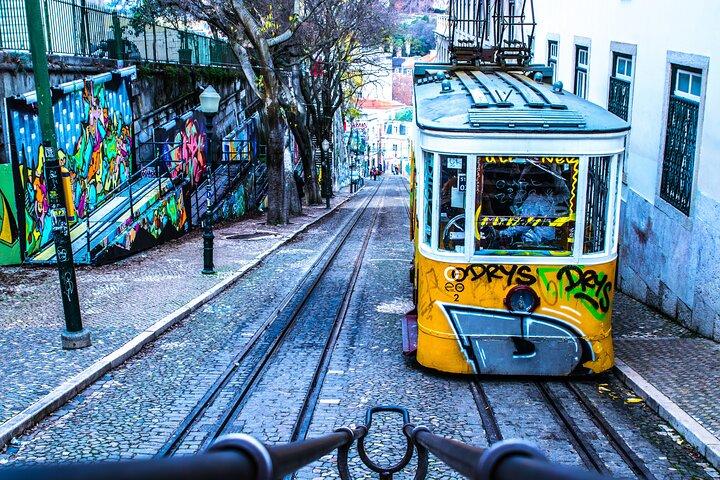 Bunte Street Art Private Walking Tour in Lissabon