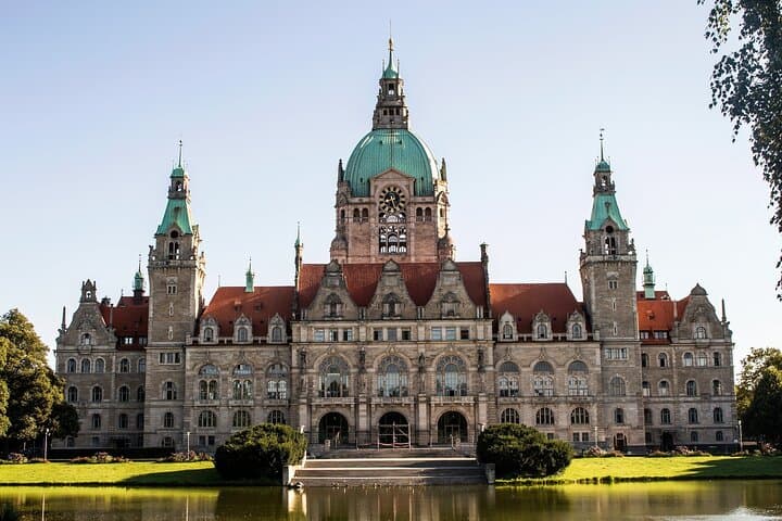 Private Transfer from Hamburg to Hannover with 2h of Sightseeing