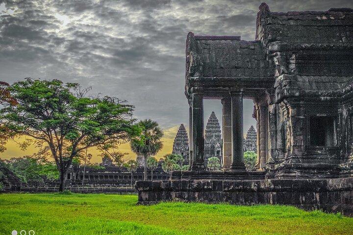 Private Temples and Lake Explorer