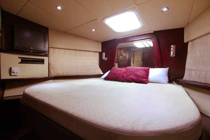 2-Hour Private Yacht 50ft Tour Around Burj Al-Arab